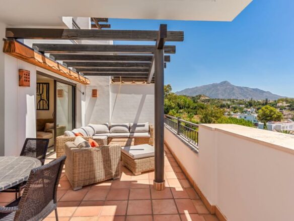 FOR SALE 🏡 South Facing Duplex Penthouse with Panoramic Views – La Quinta Suites, Benahavís