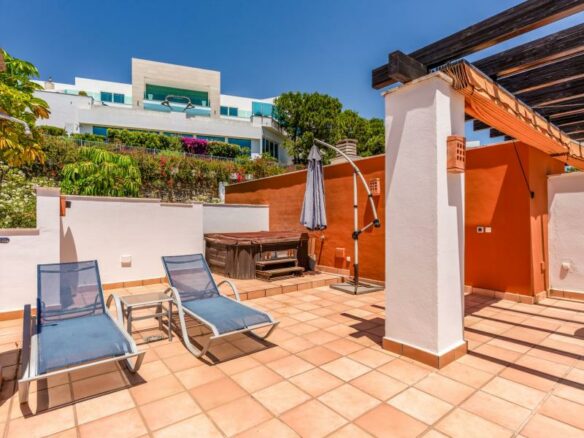 FOR SALE 🏡 South Facing Duplex Penthouse with Panoramic Views – La Quinta Suites, Benahavís