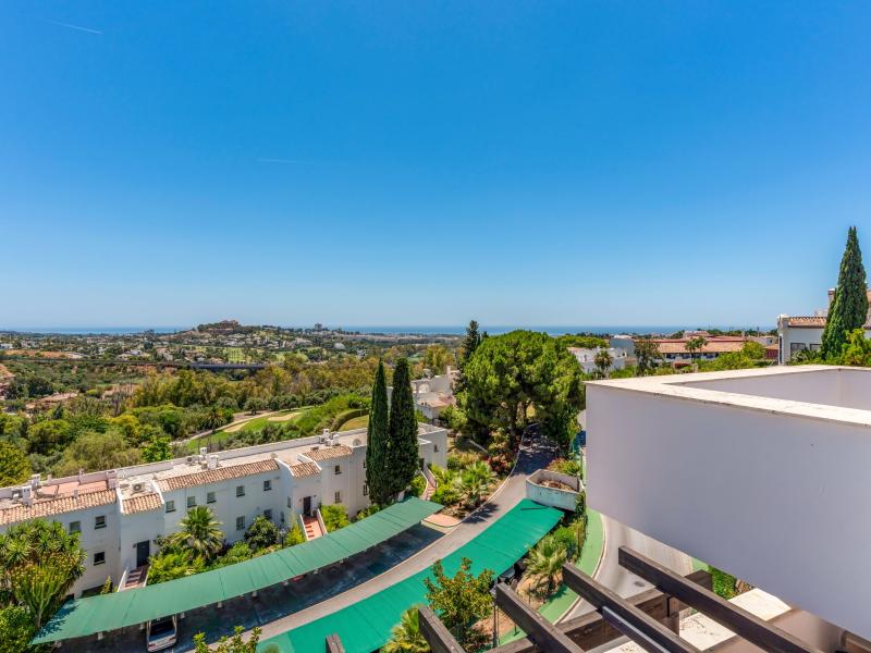 FOR SALE 🏡 South Facing Duplex Penthouse with Panoramic Views – La Quinta Suites, Benahavís