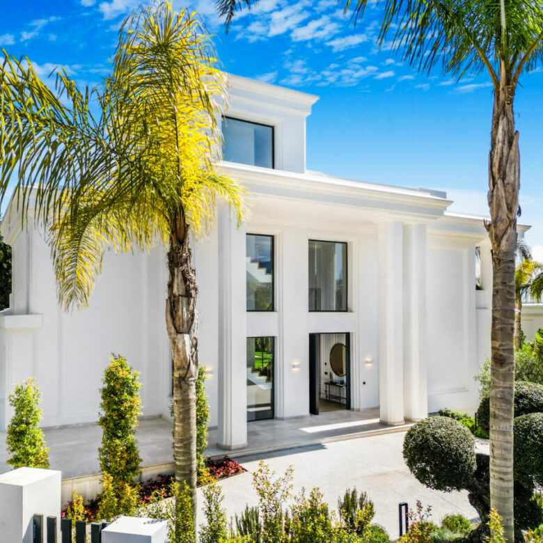 FOR SALE 🏡 Contemporary Six-Bedroom Villas with Saltwater Pools and Rooftop Gyms – Lomas de Marbella Club