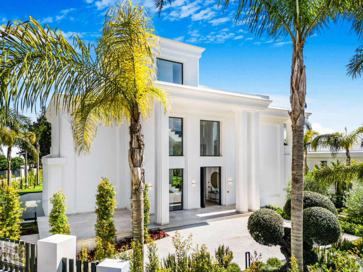 FOR SALE 🏡 Contemporary Six-Bedroom Villas with Saltwater Pools and Rooftop Gyms – Lomas de Marbella Club