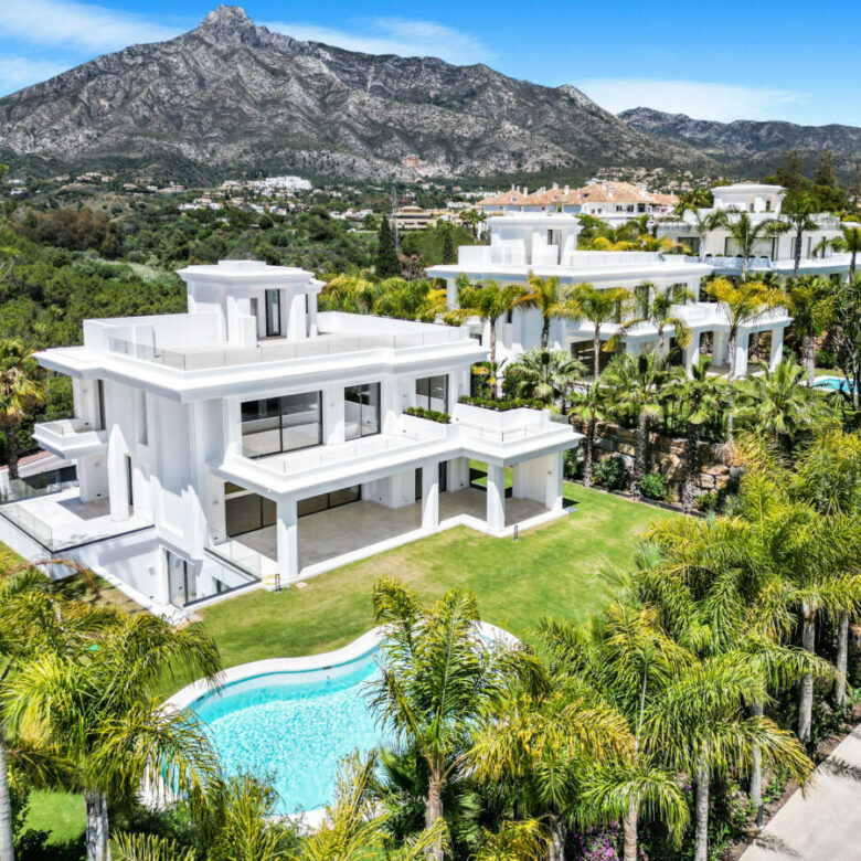 FOR SALE 🏡 Contemporary Six-Bedroom Villas with Saltwater Pools and Rooftop Gyms – Lomas de Marbella Club