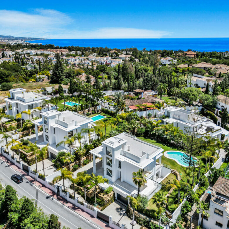 FOR SALE 🏡 Contemporary Six-Bedroom Villas with Saltwater Pools and Rooftop Gyms – Lomas de Marbella Club