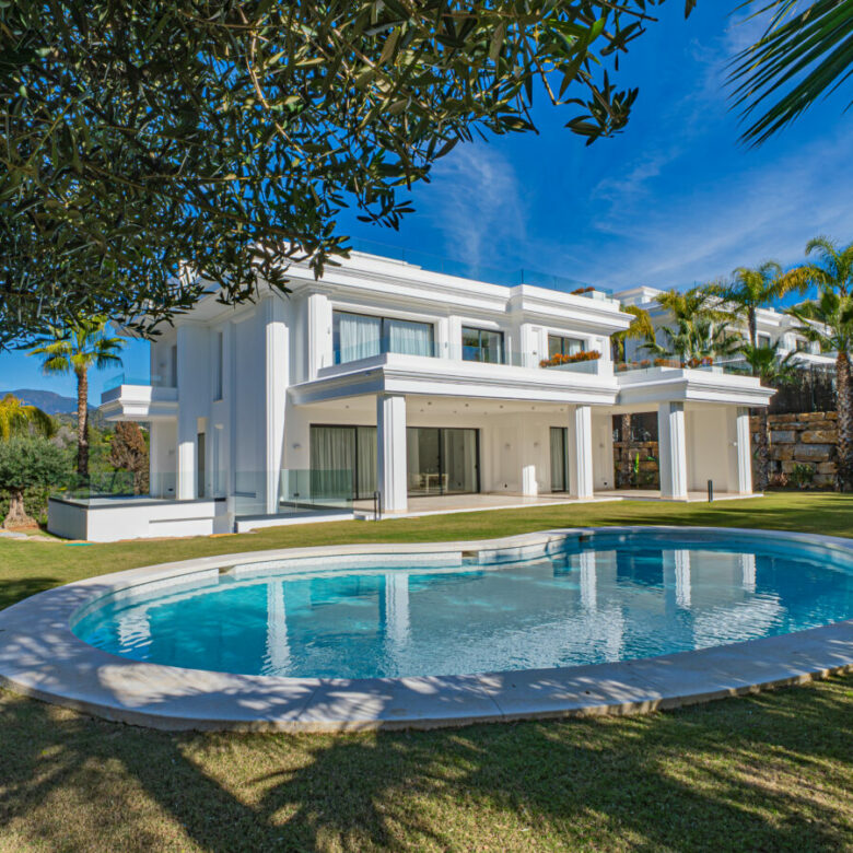 FOR SALE 🏡 Contemporary Six-Bedroom Villas with Saltwater Pools and Rooftop Gyms – Lomas de Marbella Club