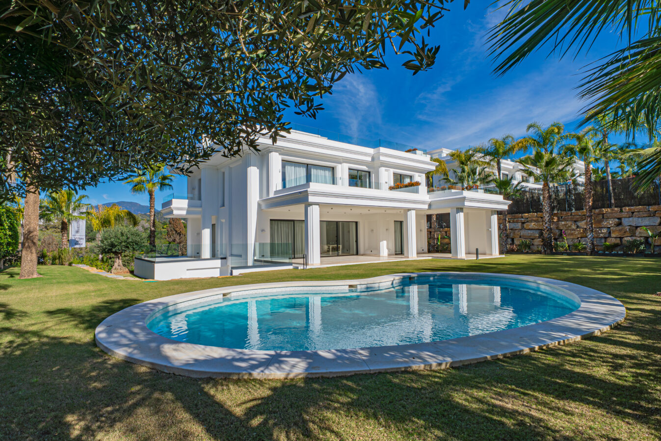 FOR SALE 🏡 Contemporary Six-Bedroom Villas with Saltwater Pools and Rooftop Gyms – Lomas de Marbella Club