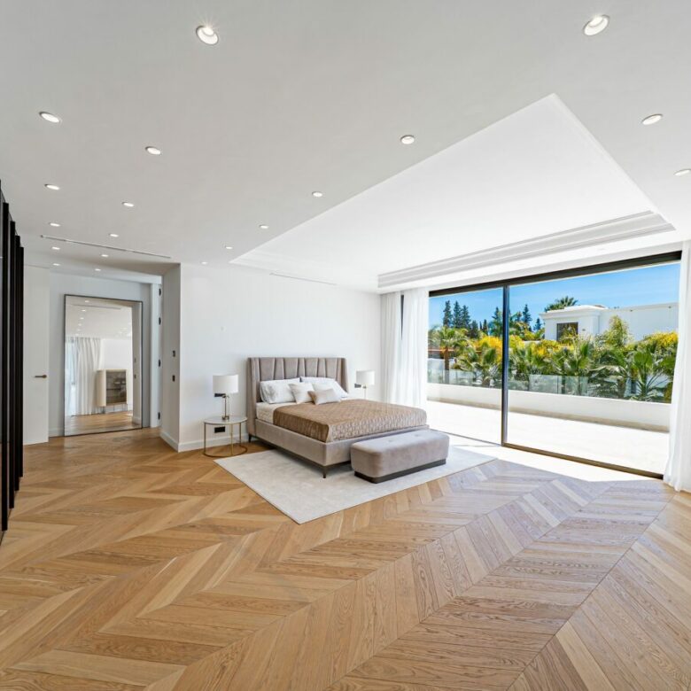FOR SALE 🏡 Contemporary Six-Bedroom Villas with Saltwater Pools and Rooftop Gyms – Lomas de Marbella Club