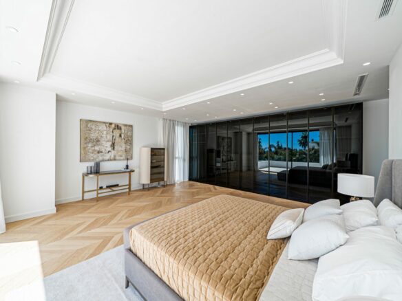FOR SALE 🏡 Contemporary Six-Bedroom Villas with Saltwater Pools and Rooftop Gyms – Lomas de Marbella Club