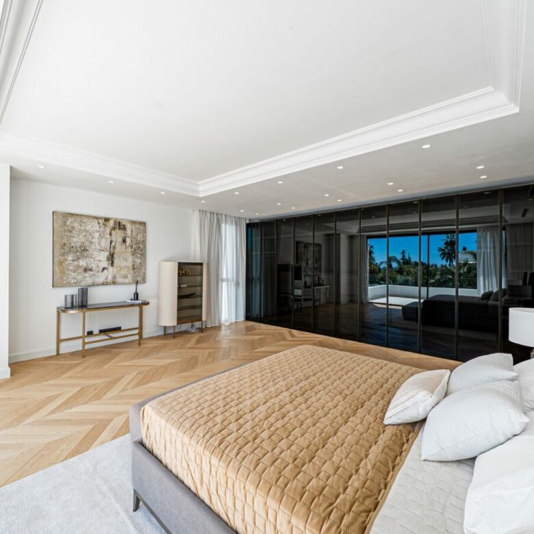 FOR SALE 🏡 Contemporary Six-Bedroom Villas with Saltwater Pools and Rooftop Gyms – Lomas de Marbella Club