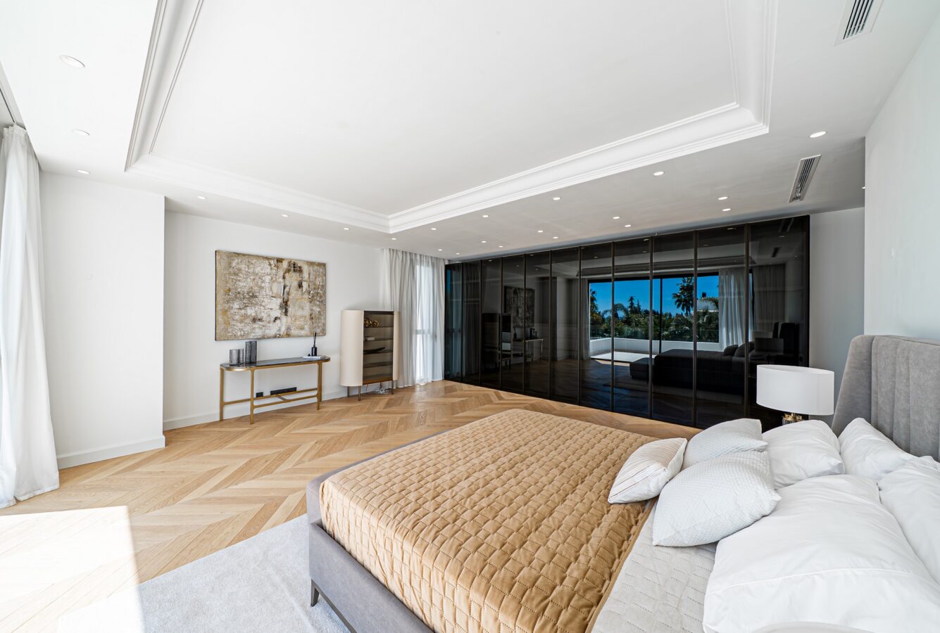 FOR SALE 🏡 Contemporary Six-Bedroom Villas with Saltwater Pools and Rooftop Gyms – Lomas de Marbella Club