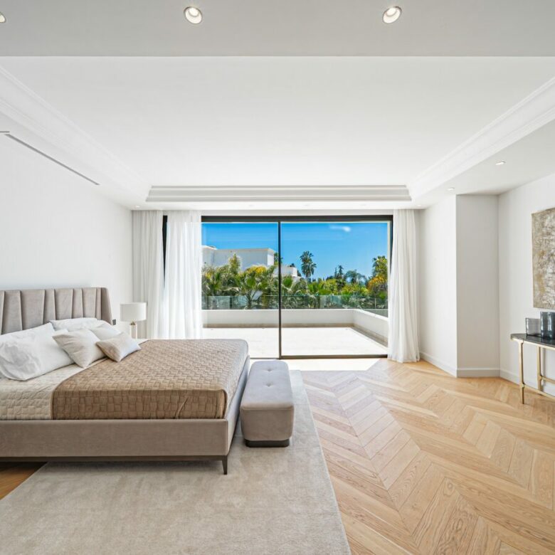 FOR SALE 🏡 Contemporary Six-Bedroom Villas with Saltwater Pools and Rooftop Gyms – Lomas de Marbella Club