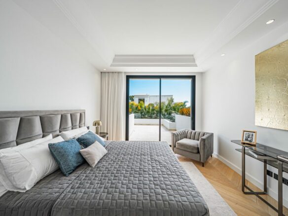 FOR SALE 🏡 Contemporary Six-Bedroom Villas with Saltwater Pools and Rooftop Gyms – Lomas de Marbella Club