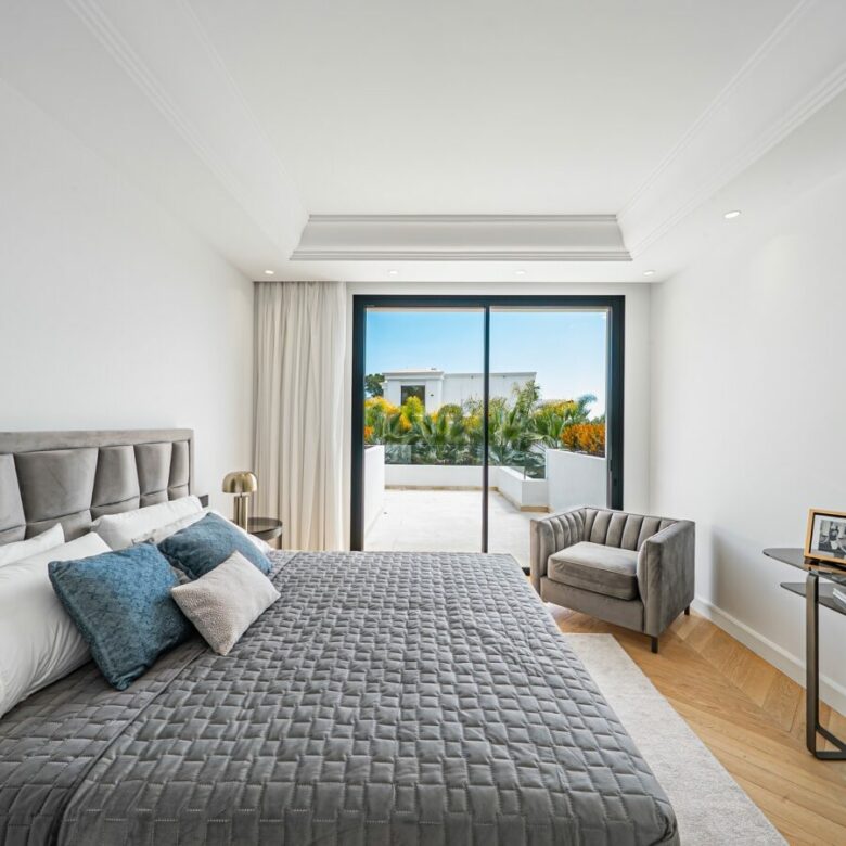 FOR SALE 🏡 Contemporary Six-Bedroom Villas with Saltwater Pools and Rooftop Gyms – Lomas de Marbella Club