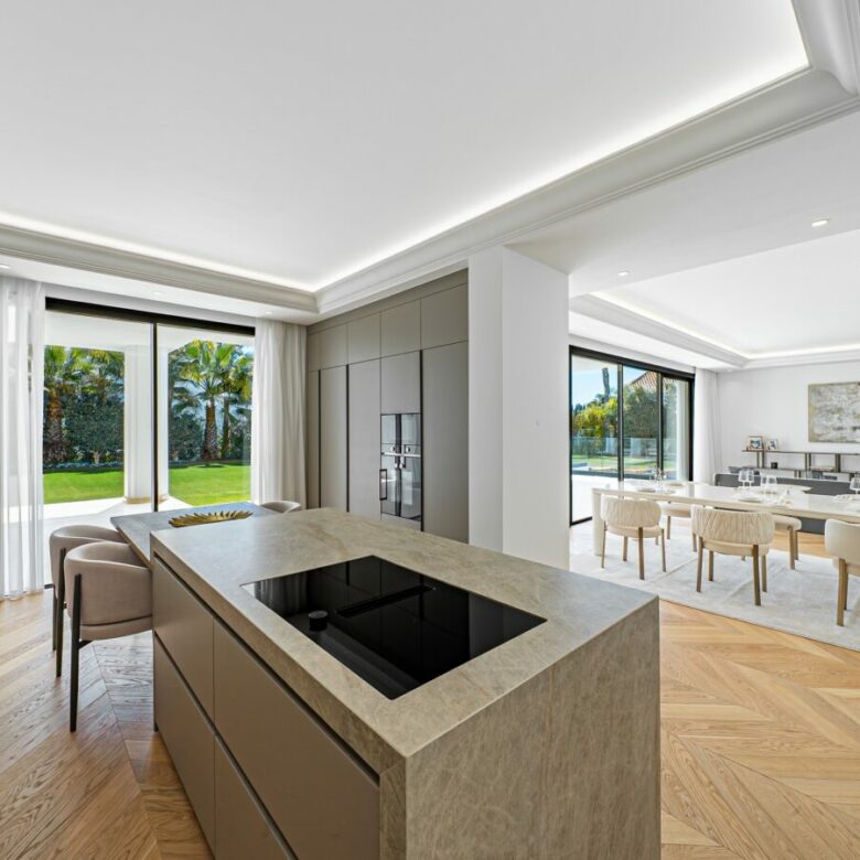 FOR SALE 🏡 Contemporary Six-Bedroom Villas with Saltwater Pools and Rooftop Gyms – Lomas de Marbella Club