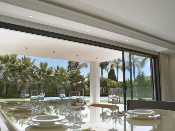 FOR SALE 🏡 Contemporary Six-Bedroom Villas with Saltwater Pools and Rooftop Gyms – Lomas de Marbella Club