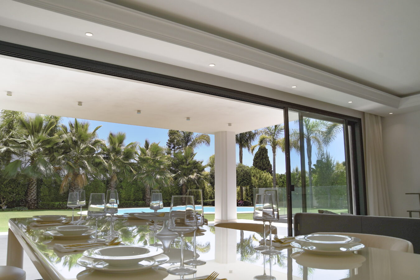 FOR SALE 🏡 Contemporary Six-Bedroom Villas with Saltwater Pools and Rooftop Gyms – Lomas de Marbella Club