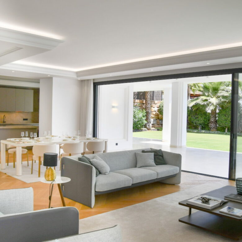 FOR SALE 🏡 Contemporary Six-Bedroom Villas with Saltwater Pools and Rooftop Gyms – Lomas de Marbella Club