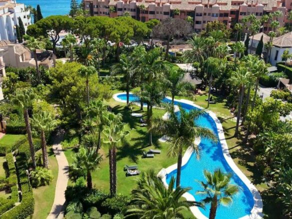 FOR SALE 🏡 Beachside Apartment near Mistral Beach – Las Mimosas, Puerto Banús, Marbella