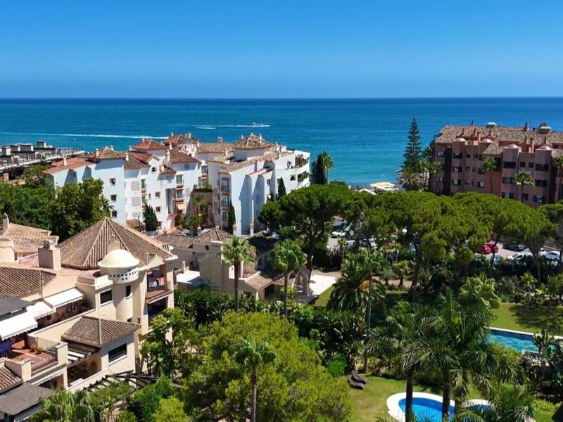 FOR SALE 🏡 Beachside Apartment near Mistral Beach – Las Mimosas, Puerto Banús, Marbella