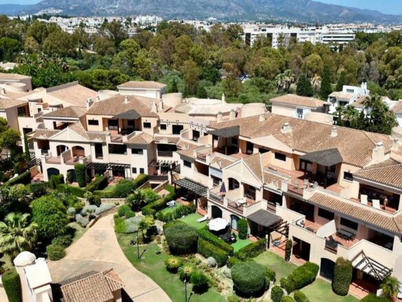 FOR SALE 🏡 Beachside Apartment near Mistral Beach – Las Mimosas, Puerto Banús, Marbella