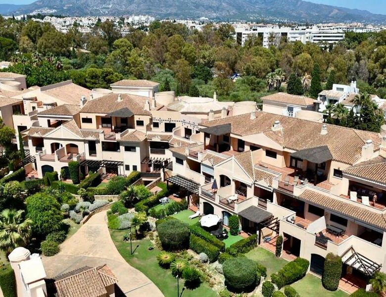 FOR SALE 🏡 Beachside Apartment near Mistral Beach – Las Mimosas, Puerto Banús, Marbella