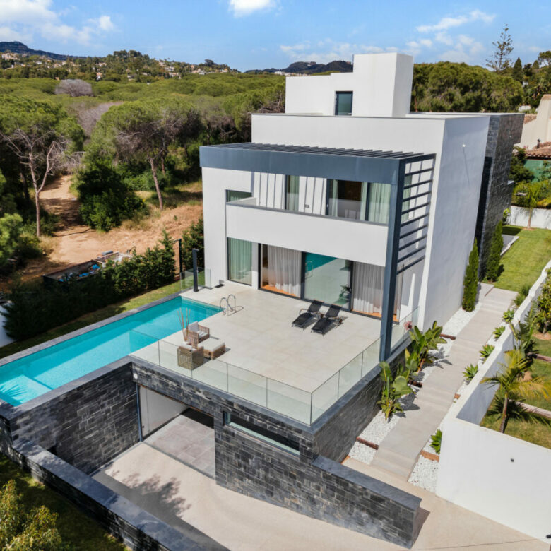 FOR SALE 🏡 Contemporary Beachside Villa with Rooftop Sea Views – Marbesa, Marbella