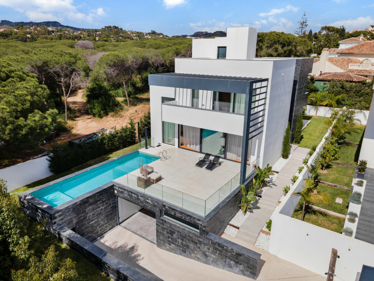 FOR SALE 🏡 Contemporary Beachside Villa with Rooftop Sea Views – Marbesa, Marbella