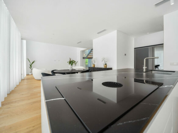 FOR SALE 🏡 Contemporary Beachside Villa with Rooftop Sea Views – Marbesa, Marbella