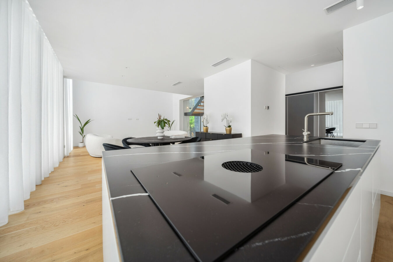 FOR SALE 🏡 Contemporary Beachside Villa with Rooftop Sea Views – Marbesa, Marbella