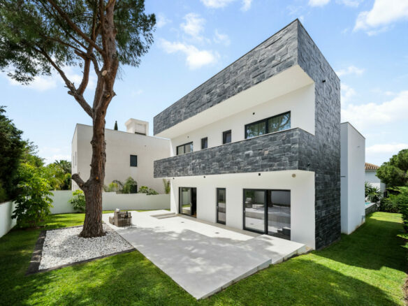 FOR SALE 🏡 Contemporary Beachside Villa with Rooftop Sea Views – Marbesa, Marbella