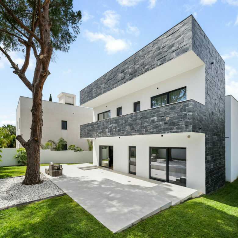 FOR SALE 🏡 Contemporary Beachside Villa with Rooftop Sea Views – Marbesa, Marbella