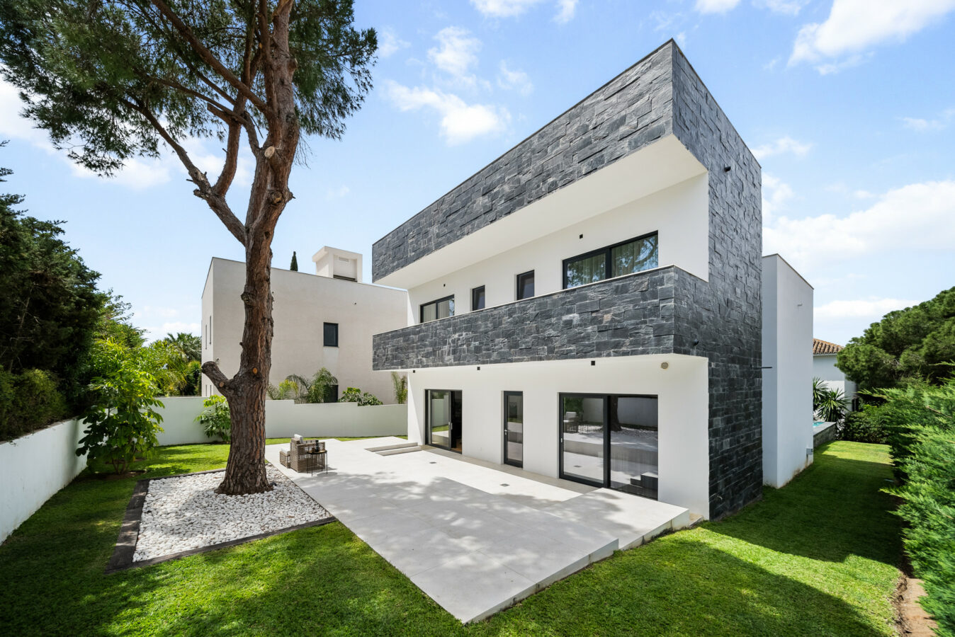 FOR SALE 🏡 Contemporary Beachside Villa with Rooftop Sea Views – Marbesa, Marbella