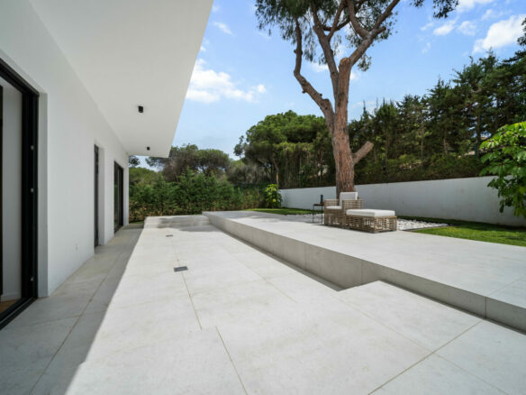 FOR SALE 🏡 Contemporary Beachside Villa with Rooftop Sea Views – Marbesa, Marbella