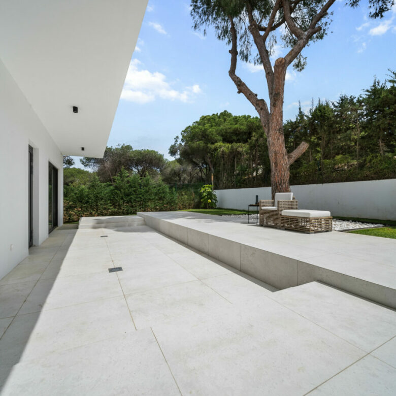 FOR SALE 🏡 Contemporary Beachside Villa with Rooftop Sea Views – Marbesa, Marbella