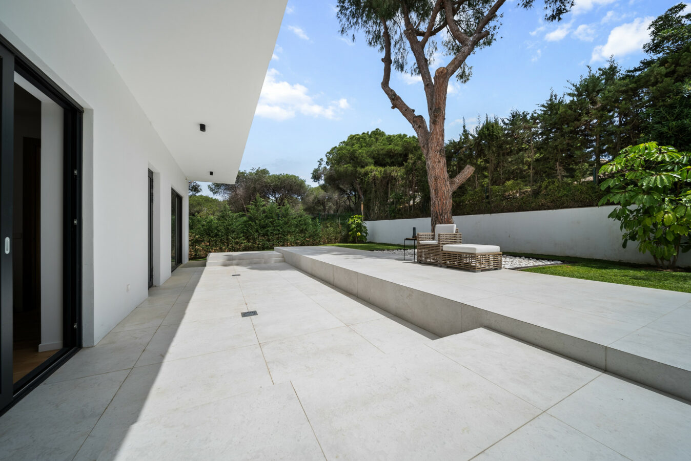 FOR SALE 🏡 Contemporary Beachside Villa with Rooftop Sea Views – Marbesa, Marbella