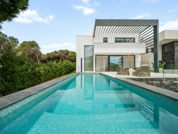 FOR SALE 🏡 Contemporary Beachside Villa with Rooftop Sea Views – Marbesa, Marbella