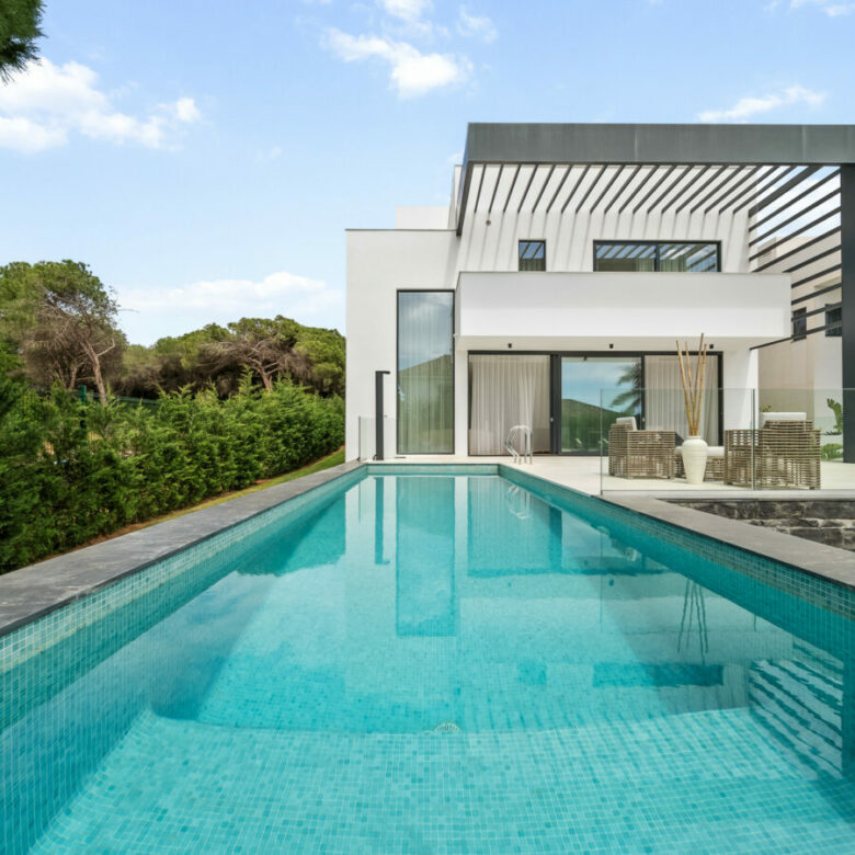 FOR SALE 🏡 Contemporary Beachside Villa with Rooftop Sea Views – Marbesa, Marbella