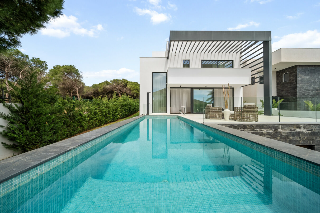 FOR SALE 🏡 Contemporary Beachside Villa with Rooftop Sea Views – Marbesa, Marbella