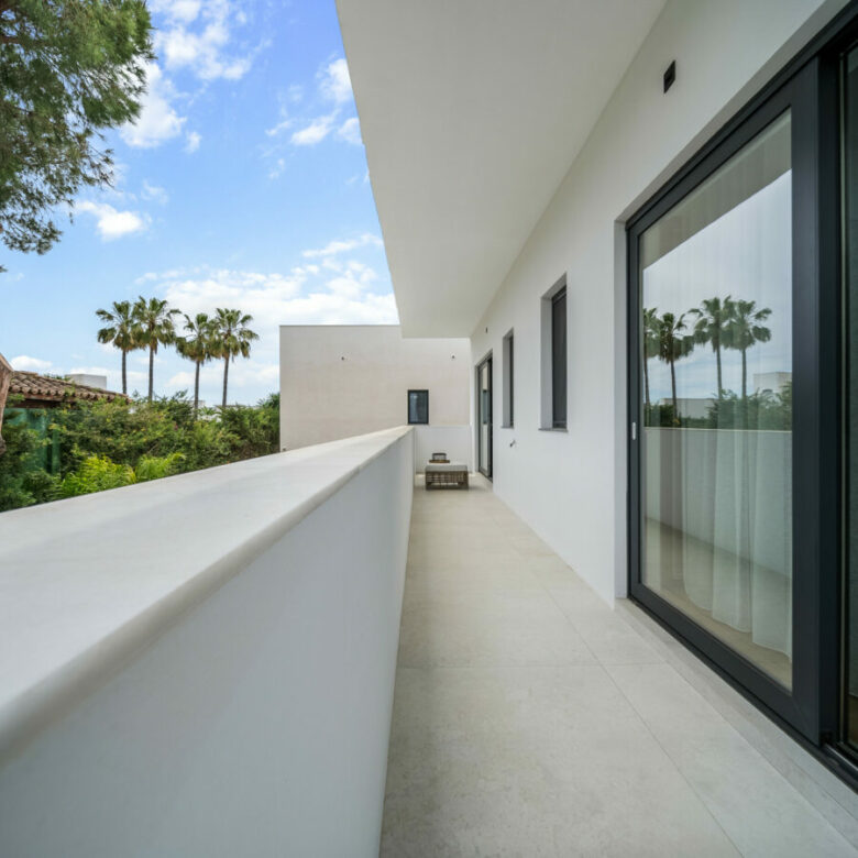 FOR SALE 🏡 Contemporary Beachside Villa with Rooftop Sea Views – Marbesa, Marbella