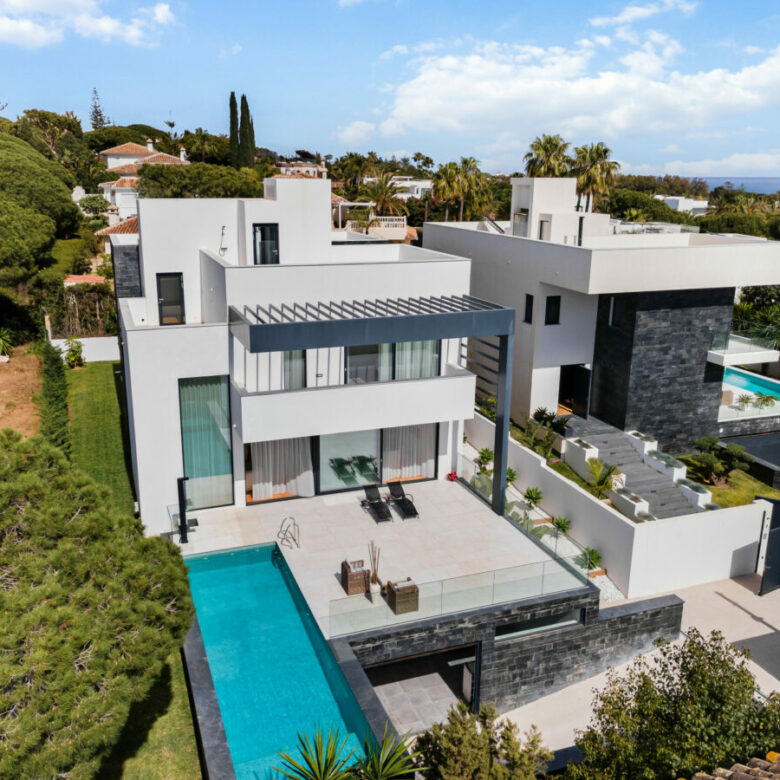 FOR SALE 🏡 Contemporary Beachside Villa with Rooftop Sea Views – Marbesa, Marbella