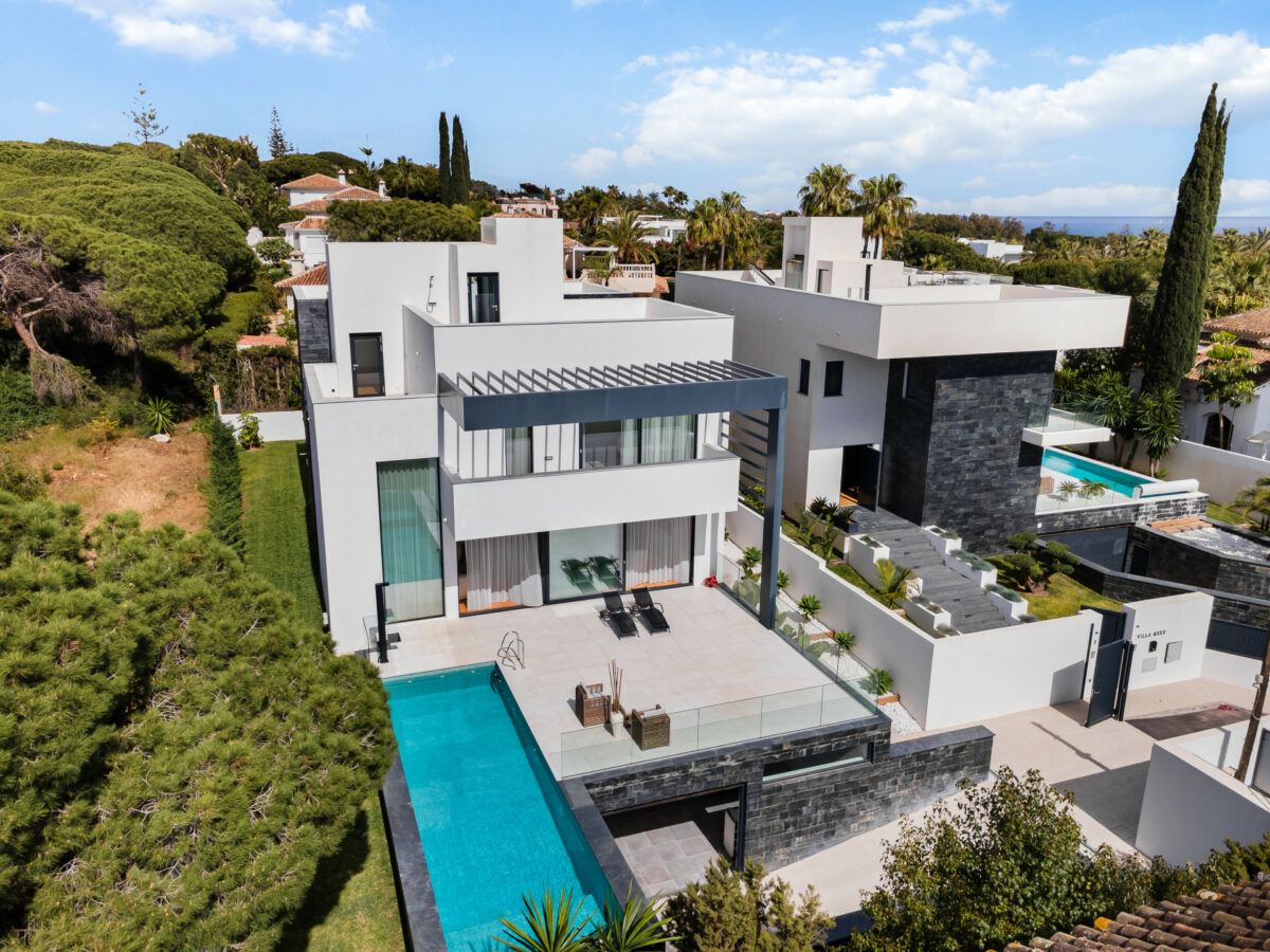 FOR SALE 🏡 Contemporary Beachside Villa with Rooftop Sea Views – Marbesa, Marbella