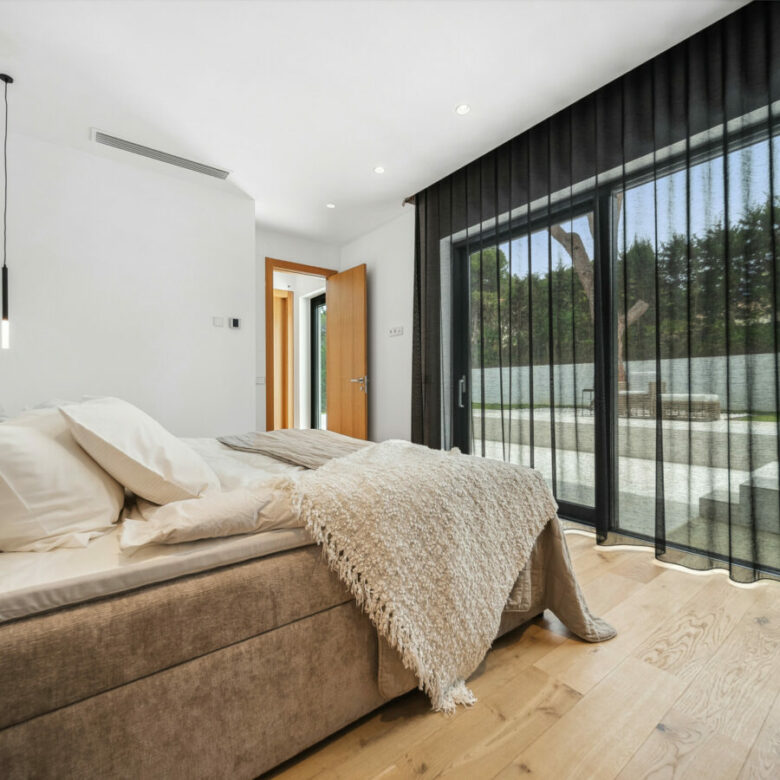 FOR SALE 🏡 Contemporary Beachside Villa with Rooftop Sea Views – Marbesa, Marbella