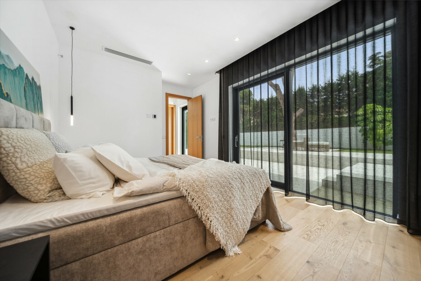 FOR SALE 🏡 Contemporary Beachside Villa with Rooftop Sea Views – Marbesa, Marbella