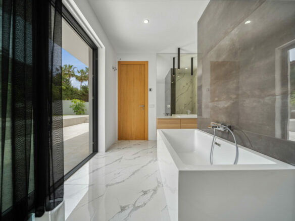 FOR SALE 🏡 Contemporary Beachside Villa with Rooftop Sea Views – Marbesa, Marbella