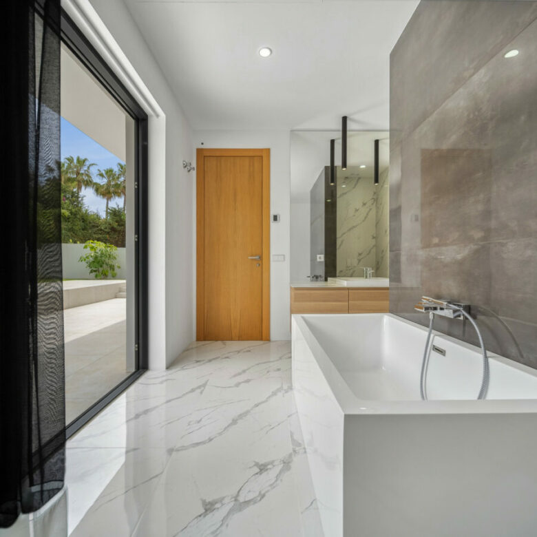 FOR SALE 🏡 Contemporary Beachside Villa with Rooftop Sea Views – Marbesa, Marbella