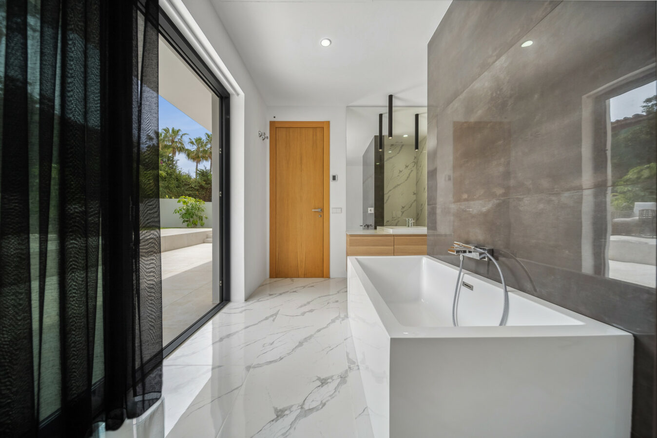 FOR SALE 🏡 Contemporary Beachside Villa with Rooftop Sea Views – Marbesa, Marbella