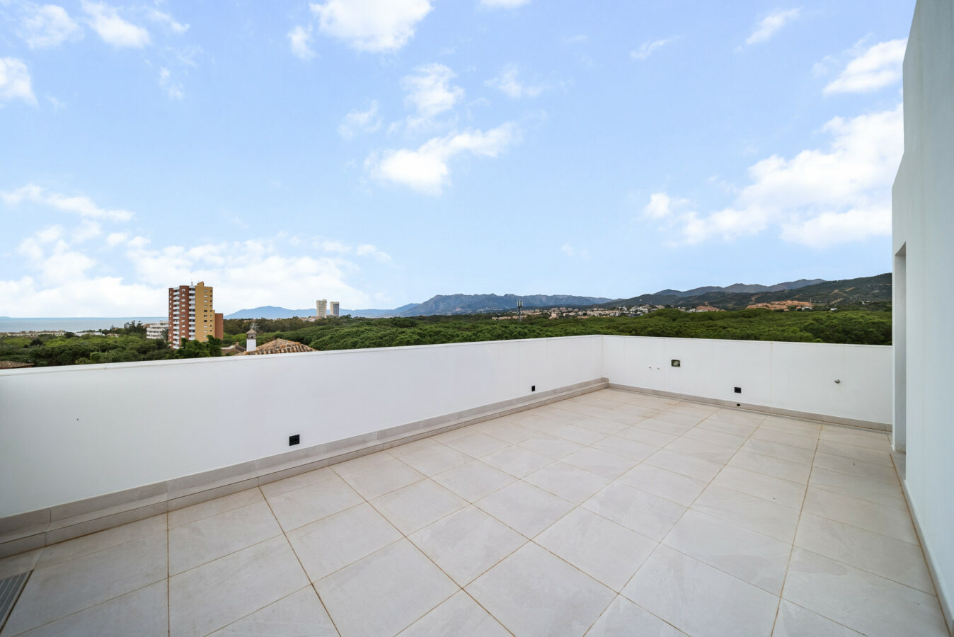 FOR SALE 🏡 Contemporary Beachside Villa with Rooftop Sea Views – Marbesa, Marbella