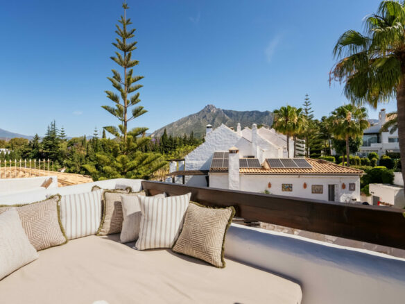 FOR SALE 🏡 Contemporary Golden Mile Residence with Sea Views, Private Cinema & Rooftop Jacuzzi – Golden Mile, Marbella