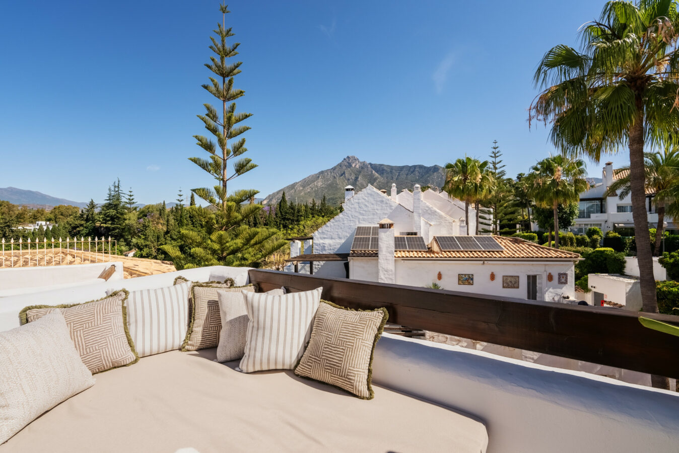 FOR SALE 🏡 Contemporary Golden Mile Residence with Sea Views, Private Cinema & Rooftop Jacuzzi – Golden Mile, Marbella
