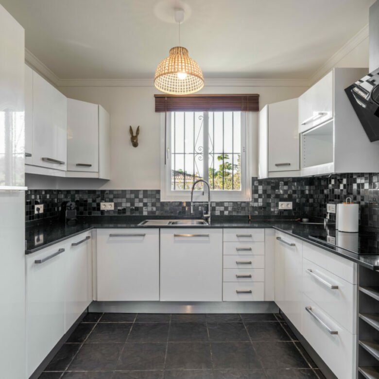 FOR SALE 🏡 Tranquil Three-Level Retreat with Pool and Sea Views – Estepona