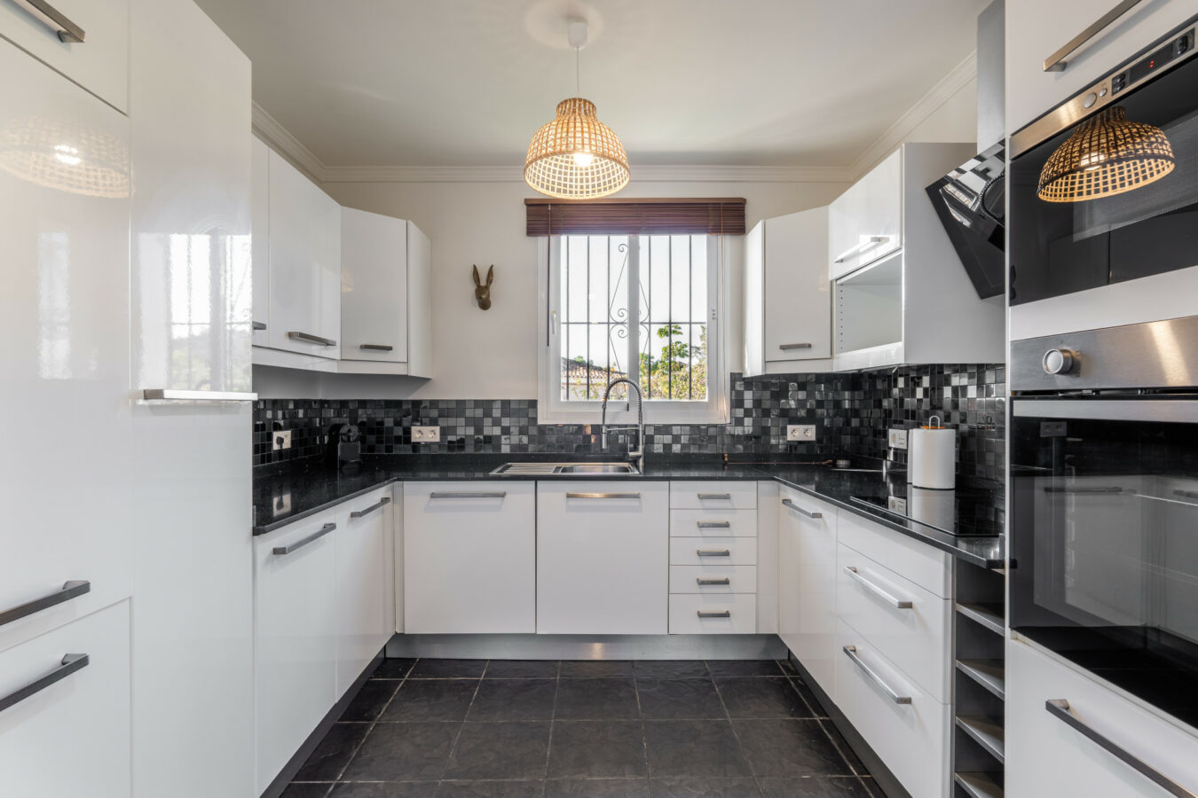 FOR SALE 🏡 Tranquil Three-Level Retreat with Pool and Sea Views – Estepona